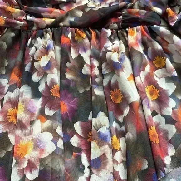 ✨🆕Urban Outfitters🆕✨ | Purple floral carried away blouse - Picture 4 of 15